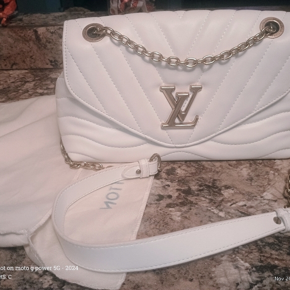Lv Calfskin New Wave Multi Pochette Snow Shoulder Crossbody Chain LV - Picture 2 of 16